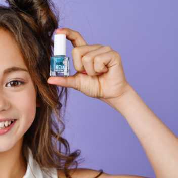 Magical nail polish – Blue the Candles